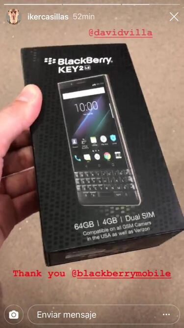 Iker Casillas presume de BlackBerry ante David Villa