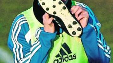 <b>OPCIONES. </b>Ander Herrera se desata una bota antes del partidillo de entrenamiento de ayer.