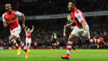 Alexis celebra un gol junto a Theo Walcott. Ambos est&aacute;n en duda para el duelo contra Machester United.