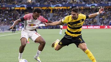 Bern (Switzerland Schweiz Suisse), 19/09/2023.- RB Leipzig's Lois Openda (L) fights for the ball against YB's Filip Ugrinic during the UEFA Champions League group G soccer match between BSC Young Boys and RB Leipzig at the Wankdorf stadium, in Bern, Switzerland, 19 September 2023. (Liga de Campeones, Suiza) EFE/EPA/ANTHONY ANEX