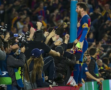 Messi con los seguidores del Camp Nou celebrando la remontada del Barcelona al PSG en el partido de Champions League en 2017