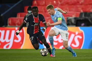 Idrissa Gueye y Kevin De Bruyne.