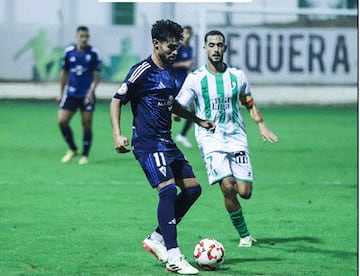 Alberto Soto controla el balón ante Luismi Gutiérrez.