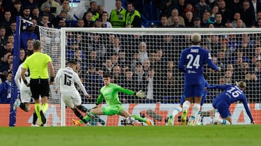 0-2. Pase atrás de Vinicius a Federico Valverde, el uruguayo sortea a dos jugaodres 'blue' y asiste a Rodrygo para que anote a placer el segundo gol. Doblete del delantero brasileño.