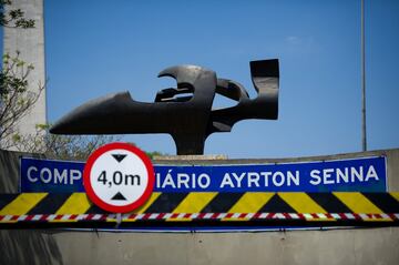 Una escultura en recuerdo a Senna se encuentra dentro del circuito, además hay un pequeño circuito de karts en el interior del trazado principal que lleva el nombre de Senna.