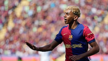 BARCELONA, 11/05/2025.-El delantero del Barcelona Lamine Yamal celebra su gol contra el Real Madrid, durante el partido de la jornada 35 de LaLiga EA Sports entre el Barcelona y el Real Madrid, este domingo en el Estadi Olímpic Lluís Companys.-EFE/Alberto Estévez