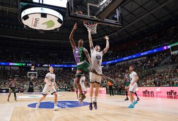 Salto bajo aros de Carter y Blazevic.