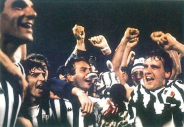 29/05/1985 FINAL: JUVENTUS - LIVERPOOL
Los jugadores celebraron la victoria desconocedores de toda la verdad sobre lo sucedido en las gradas, en las que habían fallecido 39 personas por una avalancha provocada por los Hooligans.