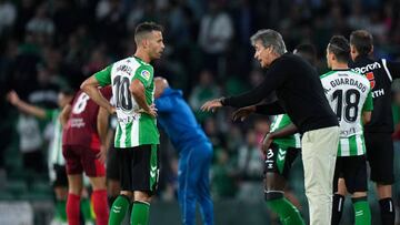 Canales dialoga con Pellegrini.