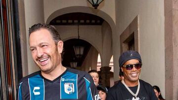 El gobernador de Querétaro, Mauricio Kuri, acompañado de Ronaldinho