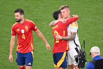 Toni Kroos se abraza a Dani Carvajal tras finalizar el partido.