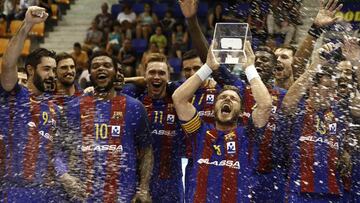 Víctor Tomás levanta otra Supercopa.