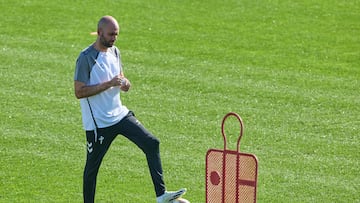 Claudio Giráldez, entrenador del Celta, durante una sesión de trabajo en Afouteza.