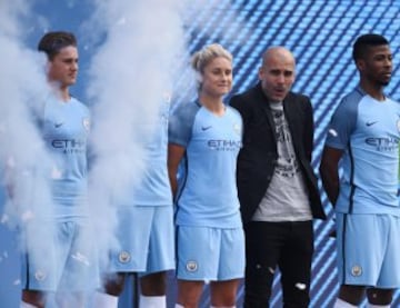 Pep Guardiola habló ante una multitud que le esperaba en el City Football Academy en Manchester.