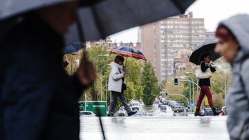 Varias personas se protegen de la lluvia con paraguas, a 2 de noviembre de 2023, en Madrid (España). La Agencia Estatal de Meteorología (AEMET) ha activado la alerta roja en Madrid por fuertes vientos provocados por la borrasca Ciarán. En la mañana de hoy, el 112 de la Comunidad de Madrid ha gestionado más de 350 expedientes por lluvia en toda la región, y los Bomberos de la Comunidad de Madrid han realizado más de 100 intervenciones. El Ayuntamiento de Madrid ha cerrado El Retiro y otros ocho parques de la ciudad ante el peligro que supone el riesgo de caída de ramas e incluso árboles. El viento de la borrasca Ciarán ha derrumbado árboles, algunos cayendo sobre coches, ha causado retrasos en la red de Cercanías por el derrumbe de un árbol sobre una catenaria y ha provocado la cancelación de 18 vuelos en los aeropuertos de Madrid, Bilbao, Asturias, Vigo y A Coruña.
02 NOVIEMBRE 2023;BORRASCA;TEMPORAL;LLUVIAS;VIENTO;ROJA;ALERTA;112;EMERGENCIAS;AEMET;BOMBEROS
Carlos Luján / Europa Press
02/11/2023