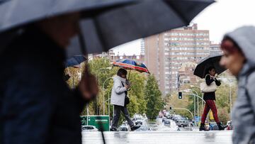 Varias personas se protegen de la lluvia con paraguas, a 2 de noviembre de 2023, en Madrid (Espa?a). La Agencia Estatal de Meteorolog¨ªa (AEMET) ha activado la alerta roja en Madrid por fuertes vientos provocados por la borrasca Ciar¨¢n. En la ma?ana de hoy, el 112 de la Comunidad de Madrid ha gestionado m¨¢s de 350 expedientes por lluvia en toda la regi¨®n, y los Bomberos de la Comunidad de Madrid han realizado m¨¢s de 100 intervenciones. El Ayuntamiento de Madrid ha cerrado El Retiro y otros ocho parques de la ciudad ante el peligro que supone el riesgo de ca¨ªda de ramas e incluso ¨¢rboles. El viento de la borrasca Ciar¨¢n ha derrumbado ¨¢rboles, algunos cayendo sobre coches, ha causado retrasos en la red de Cercan¨ªas por el derrumbe de un ¨¢rbol sobre una catenaria y ha provocado la cancelaci¨®n de 18 vuelos en los aeropuertos de Madrid, Bilbao, Asturias, Vigo y A Coru?a.
02 NOVIEMBRE 2023;BORRASCA;TEMPORAL;LLUVIAS;VIENTO;ROJA;ALERTA;112;EMERGENCIAS;AEMET;BOMBEROS
Carlos Luj¨¢n / Europa Press
02/11/2023