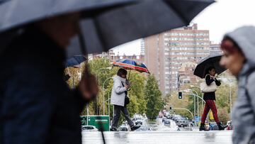 Varias personas se protegen de la lluvia con paraguas, a 2 de noviembre de 2023, en Madrid (España). La Agencia Estatal de Meteorología (AEMET) ha activado la alerta roja en Madrid por fuertes vientos provocados por la borrasca Ciarán. En la mañana de hoy, el 112 de la Comunidad de Madrid ha gestionado más de 350 expedientes por lluvia en toda la región, y los Bomberos de la Comunidad de Madrid han realizado más de 100 intervenciones. El Ayuntamiento de Madrid ha cerrado El Retiro y otros ocho parques de la ciudad ante el peligro que supone el riesgo de caída de ramas e incluso árboles. El viento de la borrasca Ciarán ha derrumbado árboles, algunos cayendo sobre coches, ha causado retrasos en la red de Cercanías por el derrumbe de un árbol sobre una catenaria y ha provocado la cancelación de 18 vuelos en los aeropuertos de Madrid, Bilbao, Asturias, Vigo y A Coruña.
02 NOVIEMBRE 2023;BORRASCA;TEMPORAL;LLUVIAS;VIENTO;ROJA;ALERTA;112;EMERGENCIAS;AEMET;BOMBEROS
Carlos Luján / Europa Press
02/11/2023