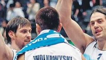 <b>EL ORO OLÍMPICO, EL MAYOR LOGRO </b> La medalla de oro en los Juegos Olímpicos de Atenas brilla con luz propia en
el palmarés del baloncesto argentino. Diez jugadores de aquella selección están en el equipo que hoy se enfrenta a España (Prigioni y Farabello por Sconochini y Montecchia). En los Mundiales, Argentina fue una vez campeón (1950) y otra subcampeón (2002). En la historia de los Campeonatos Panamericanos, la albiceleste cuenta con un título (1995) y dos subcampeonatos (1951 y 1955).