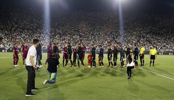 Saludo inicial entre los dos equipos.