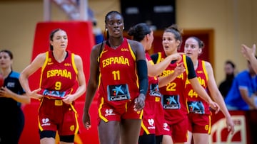Awa Fam, pívot de la Selección, durante el partido ante Italia.
