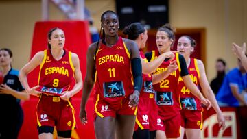 Awa Fam, pívot de la Selección, durante el partido ante Italia.