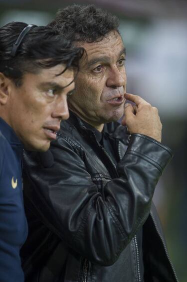 ¿Con quién habla el auxiliar de Pumas, Raúl Alpizar?