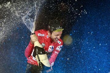 En la Vuelta a España se vistió de líder en La Covatilla. Después de ceder el jersey rojo durante dos etapas, Yates lo recuperó a lo grande con una victoria de etapa en Les Praeres de Nava y lo consiguió retener hasta el paseo final en Madrid. 