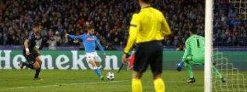 Mertens slots the ball past Navas to put Napoli 1-0 up.