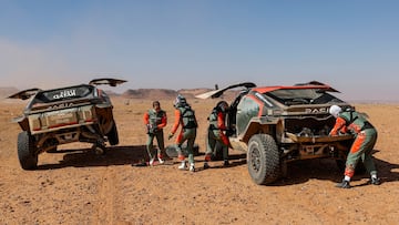 Cristina Gutiérrez y Pablo Moreno socorren al Dacia de Al Attiyah