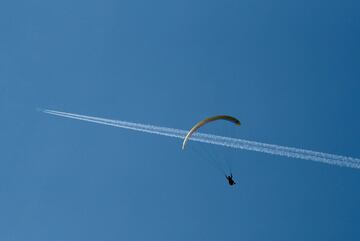 El parapente suizo Christian Maurer se presenta durante la serie Red Bull Cliff Diving en Sisikon, Suiza.