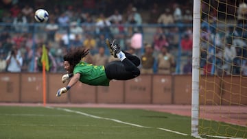 El portero colombiano, René Higuita, realizando el famoso 'escorpión'.