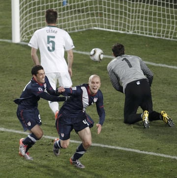 A falta de siete minutos para el final del encuentro, Michael Bradley, hijo del seleccionador Bob Bradley, anotaba el tanto del empate, en una jugada a su más puro estilo: llegando desde atrás y fusilando a Handanovic. Salvaba así a su padre y al resto del país con un tanto que dejaba a los americanos dependiendo de sí mismos para acceder a la siguiente fase...