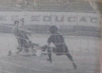 Final ante Uruguay. Chile cayó 3-1 en definición a penales, tras un 1-1 en tiempo reglamentario. En la foto el gol charrúa, anotado por Umpiérre.