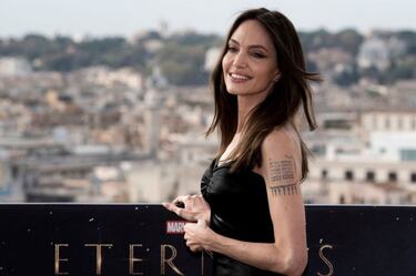 Angelina Jolie se borra su tatuaje de Brad Pitt