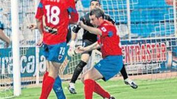<b>GOLEADOR. </b>Moisés García peinó un balón sacado de banda por Graff y batió al meta del Numancia, Juan Pablo.