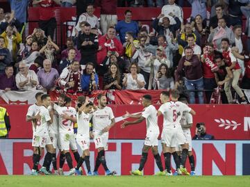 Los jugadores del Sevilla celebran el 1-0 de Franco Vázquez al Atlético de Madrid.