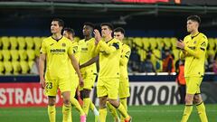 Los jugadores del Villarreal agradecen el apoyo de su público tras el encuentro de vuelta de octavos de final de Liga Europa entre Villarreal CF y Olympique de Marsella, este jueves en el estadio de la Cerámica, en Villarreal.