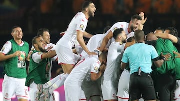 Soccer Football - Africa Cup of Nations 2019 - Quarter Final - Madagascar v Tunisia - Al Salam Stadium, Cairo, Egypt - July 11, 2019  Tunisia&#039;s Ferjani Sassi celebrates scoring their first goal with team mates     REUTERS/Sumaya Hisham