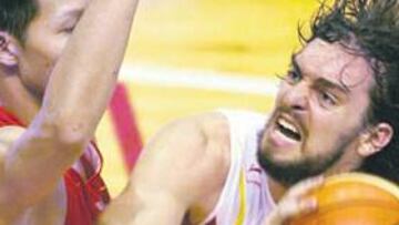 <b>SOBRESALIENTE. </b>Pau Gasol entusiasmó a los aficionados de Castellón con su calidad técnica y sus impresionantes mates.