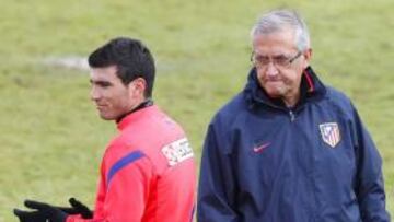 <b>MAL GESTO. </b>Manzano va a saludar a Reyes, que se da la vuelta.