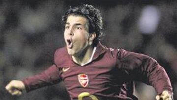 Celebra un gol con el Arsenal.