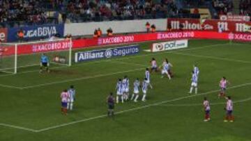 HIST&Oacute;RICO. Simao, en el 86&rsquo;, lanzaba magistralmente este libre directo. Era el 5-1 para el Atl&eacute;tico.
 