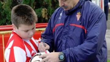 <b>ADMIRACIÓN. </b>Preciado, firmando ayer el balón de un jovencísimo aficionado en Mareo.
