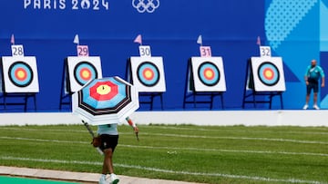 Paris (France), 25/07/2024.- A competitor walks in the Men Individual Ranking Round of the Archery competitions in the Paris 2024 Olympic Games, at the Invalides in Paris, France, 25 July 2024. (Francia) EFE/EPA/CAROLINE BREHMAN