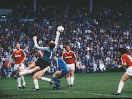 Van Breukelen realiza una parada ante Sanchís.