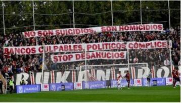 Los aficionados son los que siempre ponen color a los estadios de fútbol, pero en ocasiones utilizan mantas que te hacen reír, llorar o hasta a crear conciencia.