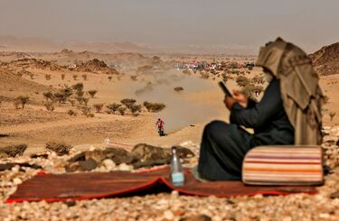 La espera ha terminado, ya está de vuelta el Rally Dakar. La edición 2025 arrancó ayer con una etapa prólogo de 25 kilómetros cronometrados disputada en Bisha. Una primera toma de contacto más larga de lo habitual que sirvió para decidir el orden de salida en la etapa 1, momento en el que empezará ya la verdadera competición.