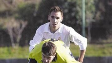 <b>OPORTUNIDAD. </b>Asen, de amarillo en primer plano, en un duelo con el Madrid B.