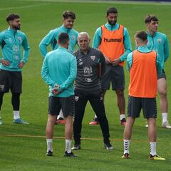 El Málaga echa el aldabón al Alcoyano en plena tormenta judicial