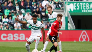 ELCHE, 21/03/2026.- El futbolista del Elche Grady Diangana (i) lucha por el balón con Pablo Torre (d), del Mallorca, durante su partido de LaLiga EA Sports disputado este sábado en el Estadio Martín Valero de Elche. EFE/ Pablo Miranzo